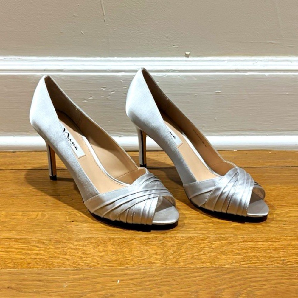 Nina New York NWOB Rhiyana Silver Pleated Satin Peep Toe Slip-On Pumps Sz 8.5W